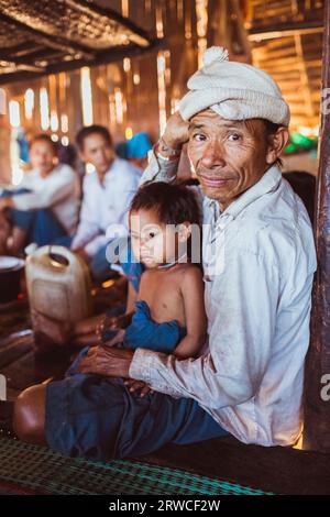 Myanmar, 18 febbraio 2021: Tribù che vivono in aree isolate del Myanmar. Foto Stock