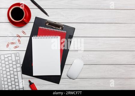 tazza bianca rossa da tavolo orologio nero shakra tastiera tablet tastiera mouse computer clip telefono flusso di lavoro cuffie inizio giornata lavorativa Foto Stock