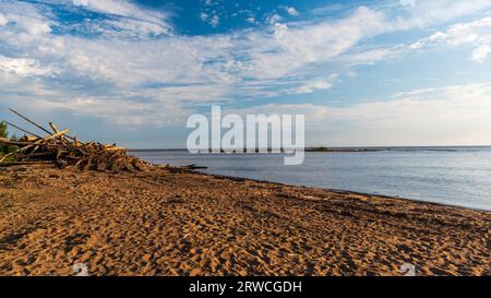 Mattina al South Slave Lake, Hay River, NT, Canada Foto Stock