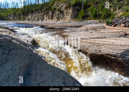 Il fiume Trout attraversa una splendida gola nei territori del Nord-Ovest, Canada Foto Stock