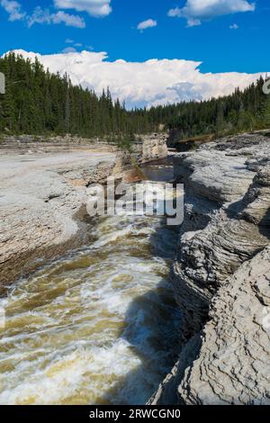 Il fiume Trout attraversa una splendida gola nei territori del Nord-Ovest, Canada Foto Stock