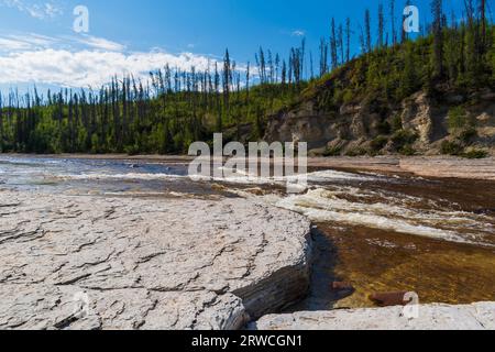 Il fiume Trout attraversa una splendida gola nei territori del Nord-Ovest, Canada Foto Stock