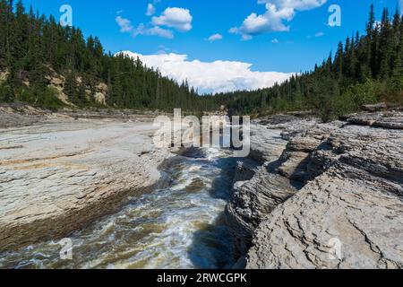 Il fiume Trout attraversa una splendida gola nei territori del Nord-Ovest, Canada Foto Stock