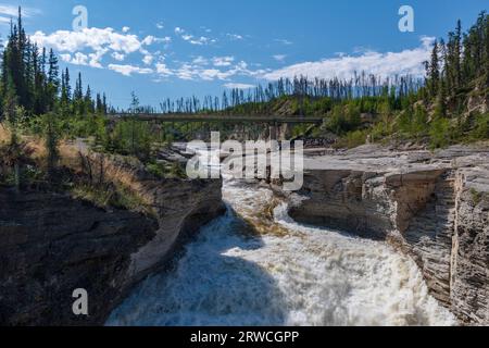 Il fiume Trout attraversa una splendida gola nei territori del Nord-Ovest, Canada Foto Stock