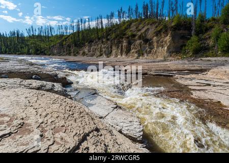 Il fiume Trout attraversa una splendida gola nei territori del Nord-Ovest, Canada Foto Stock