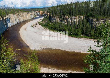 Un bellissimo scenario estivo mentre il fiume Trout attraversa la foresta boreale nei territori del Nord-Ovest, Canada Foto Stock