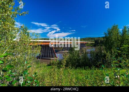 Il ponte sul fiume Fort Nelson attraversa il fiume Fort Nelson nella Columbia Britannica settentrionale, British Columbia, Canada Foto Stock