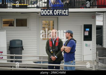 Il principe di Galles incontra Pete Malinowski direttore esecutivo e co-fondatore del progetto Billion Oyster durante le sue visite al progetto Billion Oyster presso la Liberty Landing Marina durante una visita di due giorni a New York negli Stati Uniti. Billion Oyster Project è un'organizzazione no-profit che ha la missione di ripristinare le barriere coralline di ostriche nel porto di New York attraverso iniziative di educazione pubblica. Data immagine: Lunedì 18 settembre 2023. Foto Stock