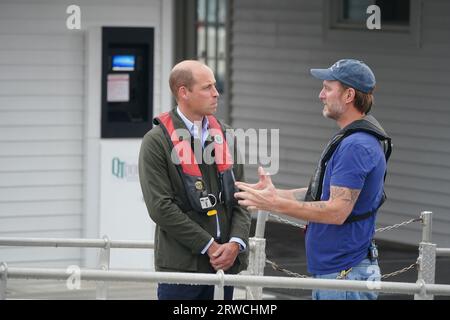 Il principe di Galles incontra Pete Malinowski direttore esecutivo e co-fondatore del progetto Billion Oyster durante le sue visite al progetto Billion Oyster presso la Liberty Landing Marina durante una visita di due giorni a New York negli Stati Uniti. Billion Oyster Project è un'organizzazione no-profit che ha la missione di ripristinare le barriere coralline di ostriche nel porto di New York attraverso iniziative di educazione pubblica. Data immagine: Lunedì 18 settembre 2023. Foto Stock