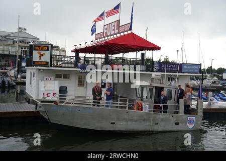 Il principe di Galles incontra Pete Malinowski direttore esecutivo e co-fondatore del progetto Billion Oyster durante le sue visite al progetto Billion Oyster presso la Liberty Landing Marina durante una visita di due giorni a New York negli Stati Uniti. Billion Oyster Project è un'organizzazione no-profit che ha la missione di ripristinare le barriere coralline di ostriche nel porto di New York attraverso iniziative di educazione pubblica. Data immagine: Lunedì 18 settembre 2023. Foto Stock