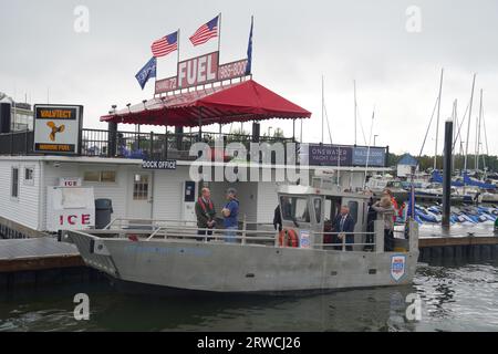 Il principe di Galles incontra Pete Malinowski direttore esecutivo e co-fondatore del progetto Billion Oster durante la sua visita al progetto Billion Oyster presso la Liberty Landing Marina durante una visita di due giorni a New York negli Stati Uniti. Billion Oyster Project è un'organizzazione no-profit che ha la missione di ripristinare le barriere coralline di ostriche nel porto di New York attraverso iniziative di educazione pubblica. Data immagine: Lunedì 18 settembre 2023. Foto Stock