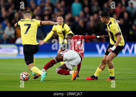 Callum Hudson-Odoi (centro) della Nottingham Forest in azione con Johann Gudmundsson di Burnley (sinistra) e Zeki Amdouni durante la partita di Premier League al City Ground di Nottingham. Data immagine: Lunedì 18 settembre 2023. Foto Stock