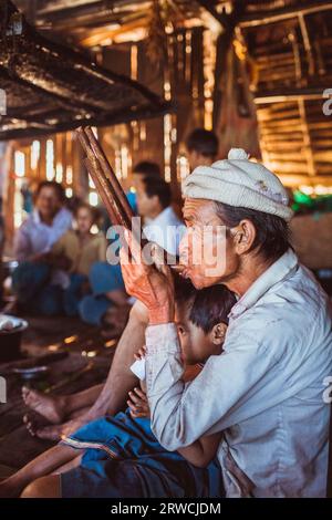 Myanmar, 18 febbraio 2021: Tribù che vivono in aree isolate del Myanmar. Foto Stock