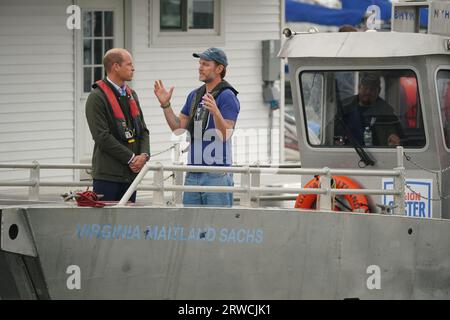 Il principe di Galles incontra Pete Malinowski direttore esecutivo e co-fondatore del progetto Billion Oster durante la sua visita al progetto Billion Oyster presso la Liberty Landing Marina durante una visita di due giorni a New York negli Stati Uniti. Billion Oyster Project è un'organizzazione no-profit che ha la missione di ripristinare le barriere coralline di ostriche nel porto di New York attraverso iniziative di educazione pubblica. Data immagine: Lunedì 18 settembre 2023. Foto Stock