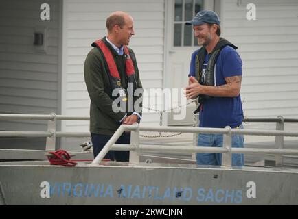 Il principe di Galles incontra Pete Malinowski direttore esecutivo e co-fondatore del progetto Billion Oster durante la sua visita al progetto Billion Oyster presso la Liberty Landing Marina durante una visita di due giorni a New York negli Stati Uniti. Billion Oyster Project è un'organizzazione no-profit che ha la missione di ripristinare le barriere coralline di ostriche nel porto di New York attraverso iniziative di educazione pubblica. Data immagine: Lunedì 18 settembre 2023. Foto Stock