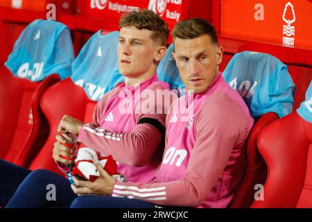 The City Ground, Nottingham, Regno Unito. 18 settembre 2023. Premier League Football, Nottingham Forest contro Burnley; Ryan Yates (sinistra) e Chris Wood (destra) del Nottingham Forest in panchina prima del calcio d'inizio credito: Action Plus Sports/Alamy Live News Foto Stock