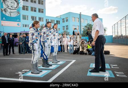 Baikonur, Kazakistan. 15 settembre 2023. Da sinistra a destra: L'astronauta della NASA Loral o'Hara, i cosmonauti Roscosmos Oleg Kononenko e Nikolai Chub si incontrano per il lancio ufficiale a bordo della navicella spaziale russa Soyuz MS-24 al cosmodromo di Baikonur, il 15 settembre 2023 a Baikonur, Kazakistan. I membri dell'equipaggio della spedizione 70 Loral o'Hara, i cosmonauti Oleg Kononenko e Nikolai Chub di Roscosmos partono per la stazione spaziale Internazionale. Crediti: Victor Zelentsov/NASA/Alamy Live News Foto Stock