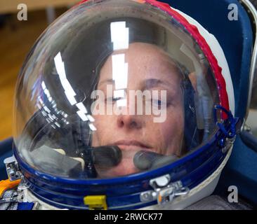 Baikonur, Kazakistan. 15 settembre 2023. L'astronauta della NASA Loral o'Hara che indossa il suo casco viene sottoposto al controllo della pressione della tuta spaziale Sokol prima del lancio a bordo della navicella spaziale russa Soyuz MS-24 presso il cosmodromo di Baikonur, il 15 settembre 2023 a Baikonur, Kazakistan. I membri dell'equipaggio della spedizione 70 Loral o'Hara, i cosmonauti Oleg Kononenko e Nikolai Chub di Roscosmos partono per la stazione spaziale Internazionale. Credito: Andrey Shelepin/NASA/Alamy Live News Foto Stock