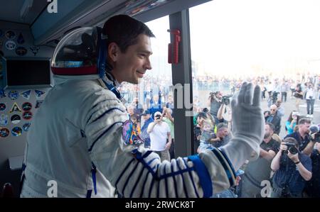 Baikonur, Kazakistan. 15 settembre 2023. Nikolai Chub, cosmonauta del Roscosmos, si lancia verso la famiglia mentre parte per il lancio a bordo della navicella spaziale russa Soyuz MS-24 presso il cosmodromo di Baikonur, il 15 settembre 2023 a Baikonur, Kazakistan. I membri dell'equipaggio della spedizione 70 Loral o'Hara, i cosmonauti Oleg Kononenko e Nikolai Chub di Roscosmos partono per la stazione spaziale Internazionale. Credito: Andrey Shelepin/NASA/Alamy Live News Foto Stock