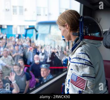 Baikonur, Kazakistan. 15 settembre 2023. L'astronauta della NASA Loral o'Hara si rivolge alla famiglia mentre parte per il lancio a bordo della navicella spaziale russa Soyuz MS-24 presso il cosmodromo di Baikonur, il 15 settembre 2023 a Baikonur, Kazakistan. I membri dell'equipaggio della spedizione 70 Loral o'Hara, i cosmonauti Oleg Kononenko e Nikolai Chub di Roscosmos partono per la stazione spaziale Internazionale. Credito: Andrey Shelepin/NASA/Alamy Live News Foto Stock