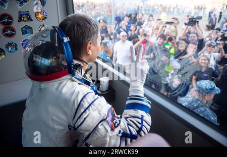 Baikonur, Kazakistan. 15 settembre 2023. Il cosmonauta di Roscosmos Oleg Kononenko si lancia alla famiglia mentre parte per il lancio a bordo della navicella spaziale russa Soyuz MS-24 presso il cosmodromo di Baikonur, il 15 settembre 2023 a Baikonur, Kazakistan. I membri dell'equipaggio della spedizione 70 Loral o'Hara, i cosmonauti Oleg Kononenko e Nikolai Chub di Roscosmos partono per la stazione spaziale Internazionale. Credito: Andrey Shelepin/NASA/Alamy Live News Foto Stock