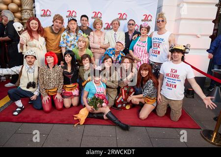 Amburgo, Germania. 18 settembre 2023. L'ensemble arriva al gala di compleanno per 20 anni del musical "Heiße Ecke" a Schmidts Tivoli. Crediti: Georg Wendt/dpa/Alamy Live News Foto Stock