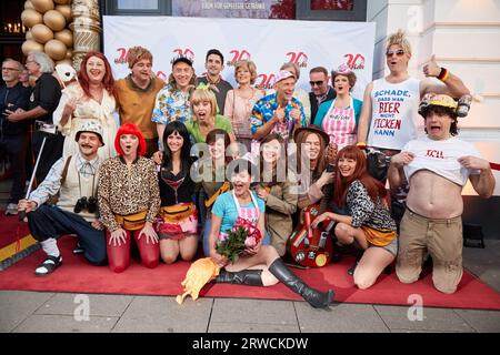 Amburgo, Germania. 18 settembre 2023. L'ensemble arriva al gala di compleanno per 20 anni del musical "Heiße Ecke" a Schmidts Tivoli. Crediti: Georg Wendt/dpa/Alamy Live News Foto Stock