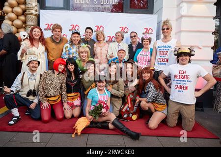 Amburgo, Germania. 18 settembre 2023. L'ensemble arriva al gala di compleanno per 20 anni del musical "Heiße Ecke" a Schmidts Tivoli. Crediti: Georg Wendt/dpa/Alamy Live News Foto Stock