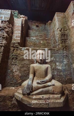 Myanmar, dicembre 2021: Antica immagine di Buddha nel tempio di Kothoung, stato di Rakhine, Myanmar Foto Stock