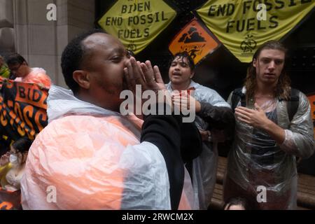 New York, New York, USA. 18 settembre 2023. Decine di manifestanti per il clima sono stati arrestati e presi in custodia fuori dall'edificio della Federal Reserve Bank di New York situato in Maiden Lane a New York. In precedenza si riunirono a Zuccotti Park per poi marciare verso la banca e chiedere che le banche e l'amministrazione di Biden ponessero fine ai combustibili fossili. (Immagine di credito: © Brian Branch Price/ZUMA Press Wire) SOLO USO EDITORIALE! Non per USO commerciale! Crediti: ZUMA Press, Inc./Alamy Live News Foto Stock