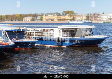 Barche turistiche ormeggiate a San Pietroburgo in una soleggiata giornata estiva Foto Stock