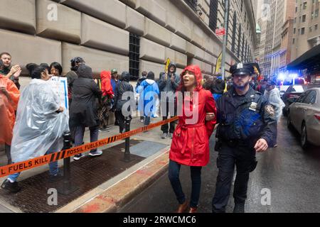 New York, New York, USA. 18 settembre 2023. Decine di manifestanti per il clima sono stati arrestati e presi in custodia fuori dall'edificio della Federal Reserve Bank di New York situato in Maiden Lane a New York. In precedenza si riunirono a Zuccotti Park per poi marciare verso la banca e chiedere che le banche e l'amministrazione di Biden ponessero fine ai combustibili fossili. (Immagine di credito: © Brian Branch Price/ZUMA Press Wire) SOLO USO EDITORIALE! Non per USO commerciale! Crediti: ZUMA Press, Inc./Alamy Live News Foto Stock