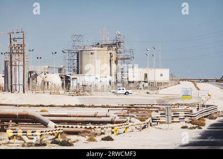 Gasdotti e oleodotti e infrastrutture di trasformazione nel deserto del Bahrein Foto Stock