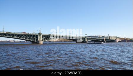 Paesaggio urbano di San Pietroburgo in una soleggiata giornata estiva. Il Trinity Bridge è un ponte di base che attraversa la Neva a San Pietroburgo, in Russia Foto Stock