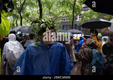 New York, New York, USA. 18 settembre 2023. Decine di manifestanti per il clima sono stati arrestati e presi in custodia fuori dall'edificio della Federal Reserve Bank di New York situato in Maiden Lane a New York. In precedenza si riunirono a Zuccotti Park per poi marciare verso la banca e chiedere che le banche e l'amministrazione di Biden ponessero fine ai combustibili fossili. (Immagine di credito: © Brian Branch Price/ZUMA Press Wire) SOLO USO EDITORIALE! Non per USO commerciale! Crediti: ZUMA Press, Inc./Alamy Live News Foto Stock