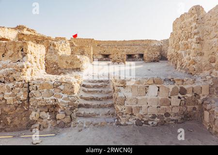 Qall'at al-Bahrain, un forte risalente al 2300 a.C. e abbandonato dai portoghesi nel XVI secolo, sulla costa settentrionale dell'isola del Bahrain Foto Stock