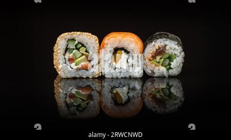 Set di panini di sushi e maki sul tavolo di vetro con riflesso Foto Stock