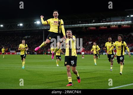 Zeki Amdouni di Burnley (a destra) festeggia con Connor Roberts dopo aver segnato il primo gol della loro squadra durante la partita di Premier League al City Ground, Nottingham. Data immagine: Lunedì 18 settembre 2023. Foto Stock