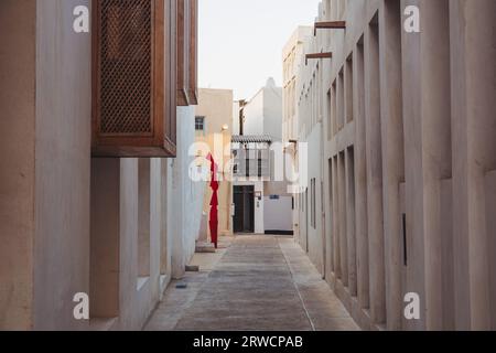 Le strette stradine e gli edifici bianchi caratteristici di Muharraq, una storica cittadina di pescatori del Bahrain Foto Stock