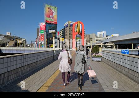 Vita quotidiana intorno alla stazione JR di Ueno, Tokyo Ueno JP Foto Stock