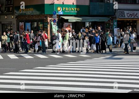 Vita quotidiana intorno alla stazione JR di Ueno, Tokyo Ueno JP Foto Stock