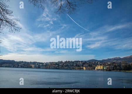 Lugano Svizzera, 21 gennaio 2023: Vista sulla città di Lugano, Ticino, Svizzera e sul lungolago del Lago di Lugano. Foto Stock
