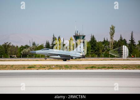 Konya, Turchia - 07 01 2021: Anadolu Kartalı esercizio dell'aeronautica 2021; il jet di caccia JF 17 dell'aeronautica pakistana vola sopra la Turchia. Foto Stock