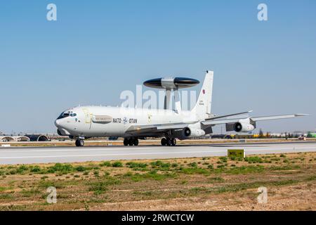 Konya, Turchia - 07 01 2021: Un Boeing e-3 Sentry Airborne Early Warning and Control (AEW&C) degli Stati Uniti atterra durante il exe Foto Stock