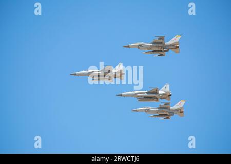 Konya, Turchia - 07 01 2021: Una squadra di F 16 vola attraverso il cielo durante l'esercitazione Anatolian Eagle Air Force 2021. Foto Stock