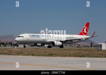 KONYA Turchia 07.01.2021: L'aereo delle compagnie aeree Turkısh decolla dal terminal di Konya Foto Stock