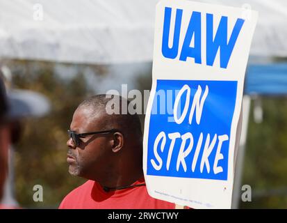 Toledo, Stati Uniti. 18 settembre 2023. Un lavoratore di auto United colpisce all'esterno di un ingresso alla fabbrica di Stellantis, dove la Jeep Wrangler e il Gladiator sono stati costruiti a Toledo, Ohio, lunedì 18 settembre 2023. I membri dell'Unione uscirono in tre stabilimenti, un sito GM a Wentzville, Missouri, il centro Stellantis a Toledo, Ohio, e un'assemblea Ford a Wayne, Michigan, venerdì. Foto di Aaron Josefczyk/UPI Credit: UPI/Alamy Live News Foto Stock