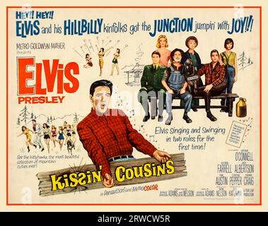 ELVIS PRESLEY Kissin' Cousins (stilizzato sullo schermo come CUGINI di KISƧIN) è un film del 1964 diretto da Gene Nelson e interpretato da Elvis Presley. Scritto da Gerald Drayson Adams e Gene Nelson, il film ha visto Presley interpretare due ruoli: Un ufficiale dell'Air Force, con i capelli scuri, e il suo parente distante Hillbilly, con i capelli biondi. 1964 Elvis Presley Film Film poster lithograph 'KISSIN' COUSINS' prodotto dalla MGM Foto Stock