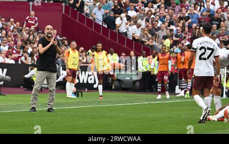 PEP Guardiola, il manager del Manchester City grida istruzioni. Partita di Premier League, West Ham Utd contro Manchester City allo Stadio di Londra, Queen Eli Foto Stock