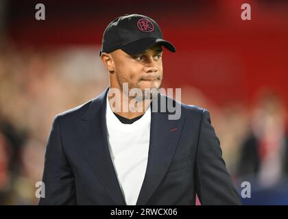 Nottingham, Regno Unito. 18 settembre 2023. Vincent Kompany (Burnley Manager) durante la partita di Premier League tra Nottingham Forest e Burnley al City Ground, Nottingham, Inghilterra, il 18 settembre 2023. Foto di Mark Dunn. Solo per uso editoriale, licenza necessaria per uso commerciale. Nessun utilizzo in scommesse, giochi o pubblicazioni di un singolo club/campionato/giocatore. Credito: UK Sports Pics Ltd/Alamy Live News Foto Stock